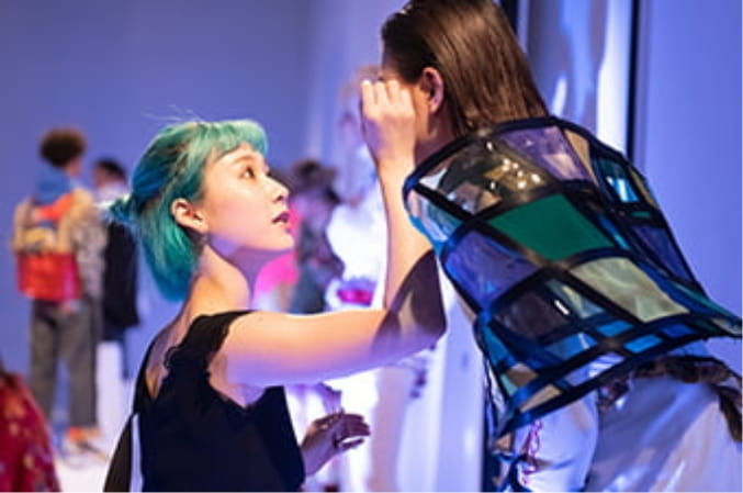 ヘアメイクアップアーティストの様子