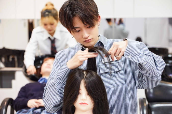 ヘアアーティストの様子