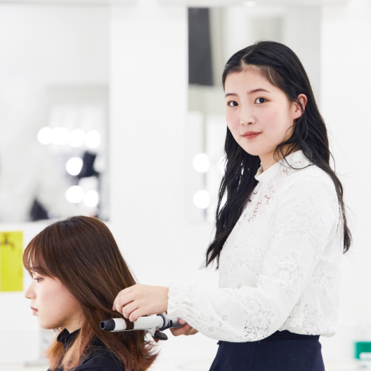 ヘアメイクと美容師両方を目指すことができる